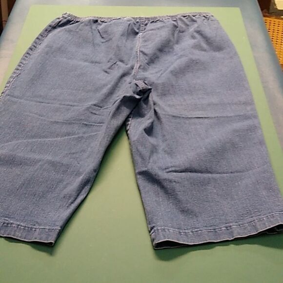 Croft & Barrow Women's 2X Blue Denim Stretch Jean Capri - Picture 7 of 7
